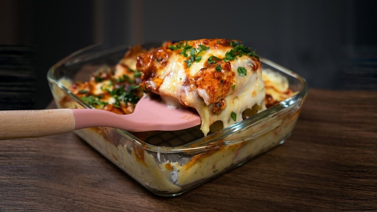 Cheesy chicken & mashed potato bake